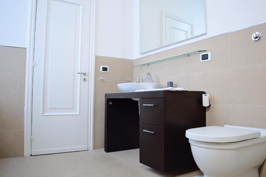 Bagno con doccia e lavabo