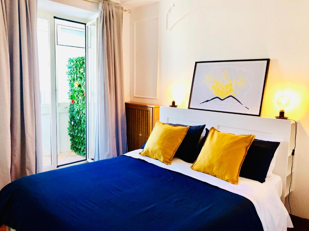 Camera con letto e cuscini colorati