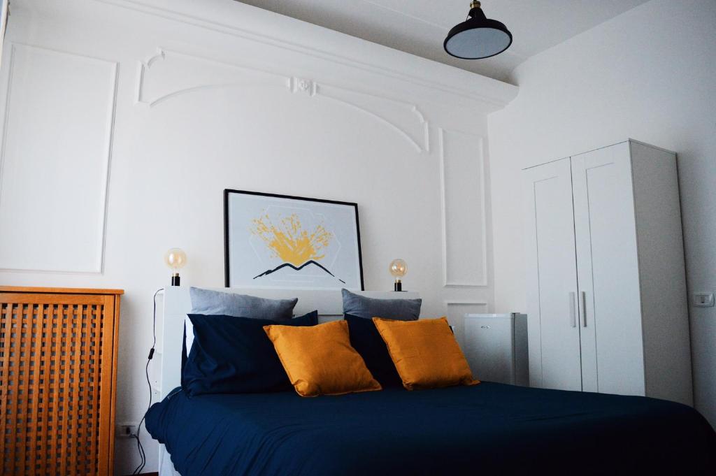 Camera di Civico Vesuvio B&B a Napoli con letto e dettagli colorati