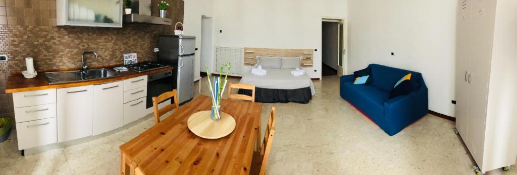 Zona cucina e divano di Civico Vesuvio B&B