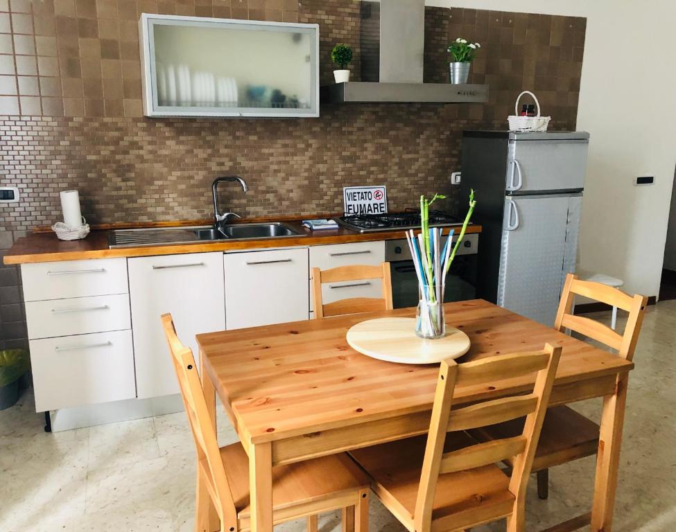 Cucina con tavolo in legno